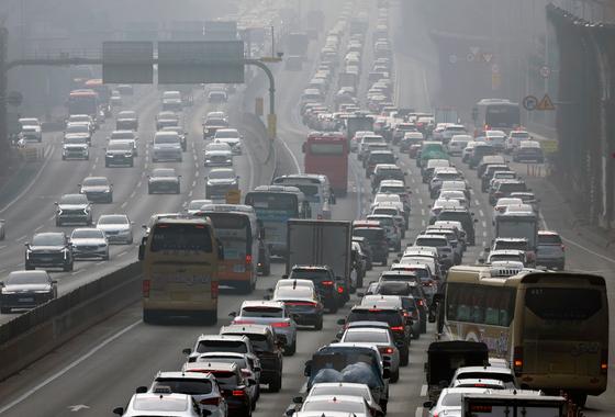 설날 귀경길 정체 시작…부산→서울 6시간 40분