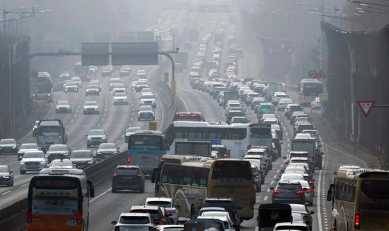 닷새 간의 설 연휴 시작, 고속도로는 귀성 차량으로 정체