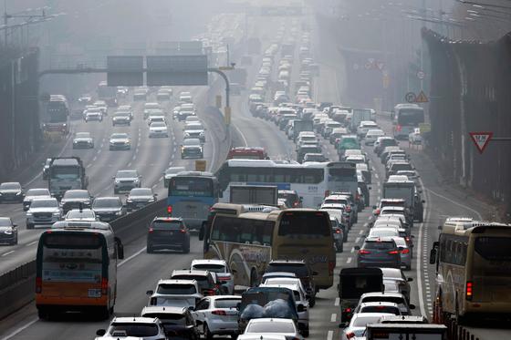 '설 하루 전' 귀성길 정체 계속…서울→부산 5시간 50분