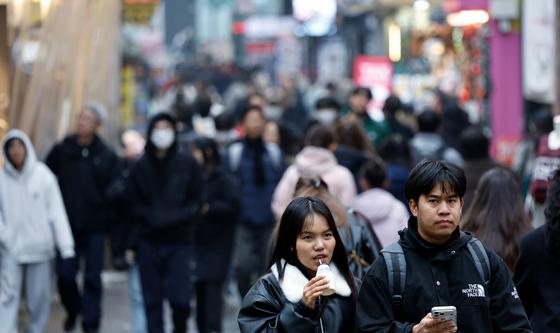 외국인 관광객으로 붐비는 명동 거리