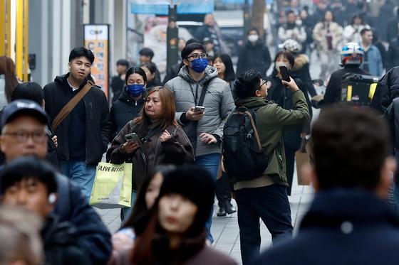 "큰손 어서오세요"…'中 춘절 시작' 명동 상권 웃음꽃
