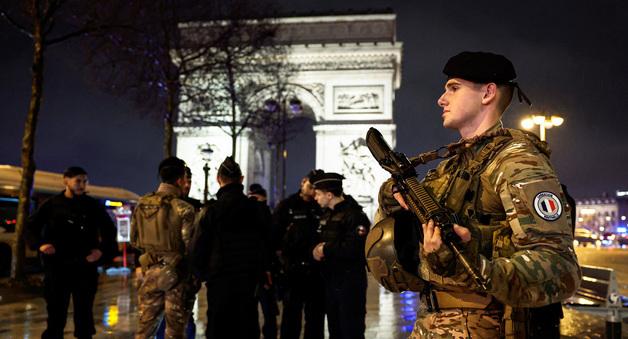 佛 파리 개선문 인근서 경찰에 흉기 휘두른 40대 남성 사살