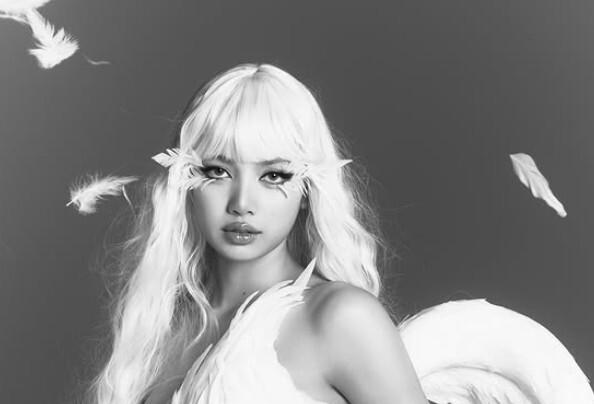 리사, 날개달린 큐피드로 변신…AI 같은 인형 미모 [N샷]