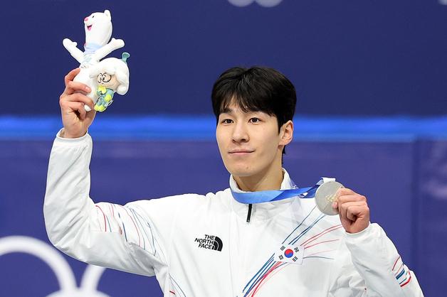 [뉴스1 PICK] 쇼트트랙 황대헌, 남자 1500m 은메달…韓, 5번째 메달 획득