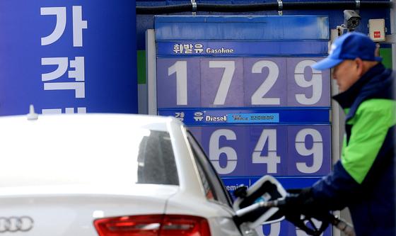 10주 연속 내림세 보인 주유소 휘발유 가격