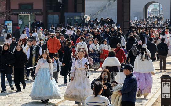 [뉴스1 PICK] 설 연휴 무료개방된 고궁…관람객들로 '북적'