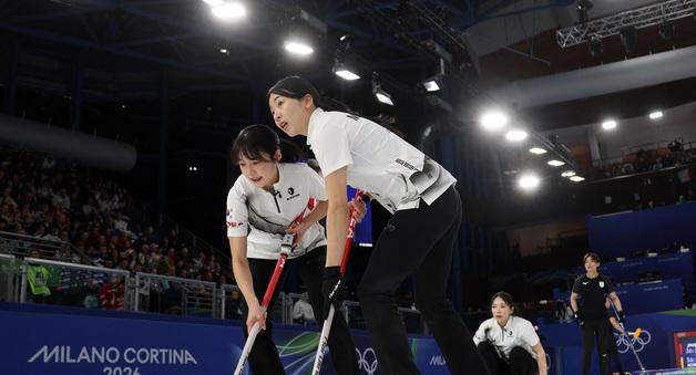 여자 컬링, 한일전 7-5 짜릿한 승리…라운드 로빈 3승2패