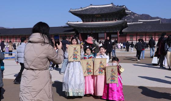“행운 가득” 세화 받는 어린이들