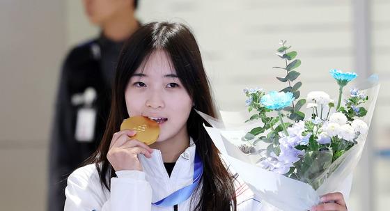 최가온 "가장 힘들 때 도와주신 신동빈 회장님께 감사"