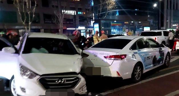 서울 장한평역 인근 역주행 6중 추돌사고…5명 병원 이송