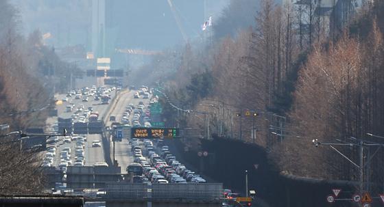 설연휴 귀경길 정체 점차 완화…오전 3~4시 완전 해소