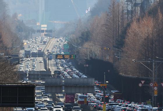 설연휴 귀경길 정체 점차 완화…오전 3~4시 완전 해소