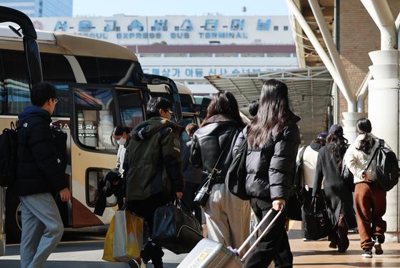"짧았던 연휴, 길어진 인사"…공항·역·터미널 귀경객 북적