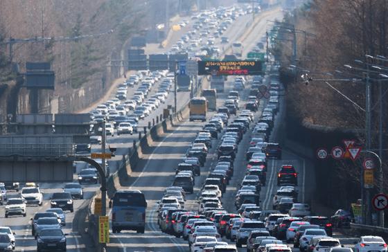 자동차보험 4월 손해율 85.1%…보험료 인상에도 적자 지속