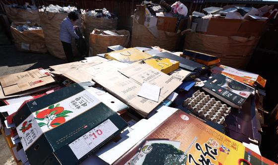 명절 동안 쌓인 선물세트 포장재