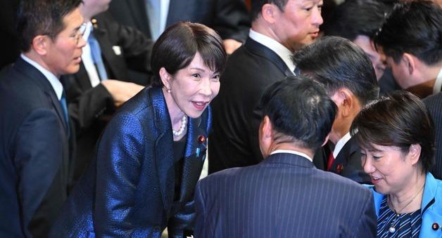 다카이치, 총선 당선자들에게 고가 선물…또 정치자금 문제