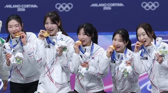 금메달 깨무는 쇼트트랙 여자 대표팀