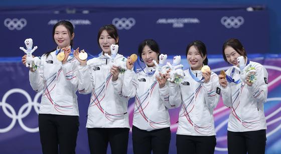 [뉴스1 PICK]"쇼트트랙 여자 계주에서 해냈다"…짜릿한 역전 금메달