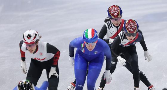 최민정 버티고 심석희 '푸시' 김길리 '역전'…결정적 장면
