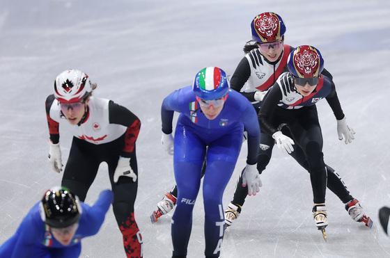 최민정 버티고 심석희 '푸시' 김길리 '역전'…결정적 장면