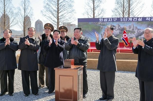 경제난 속 北 치적정치…김정은 업적은 콘크리트로 남는다