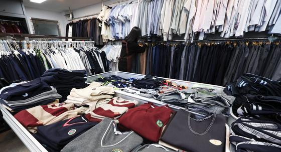 폐지 수순 밟는 '정장형 교복'…왜 '등골 브레이커' 됐나