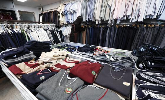 결국 폐지 수순 밟는 '정장형 교복'…왜 '등골 브레이커' 됐나