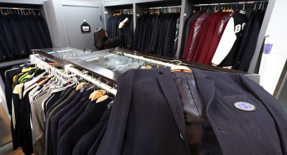 정장 대신 생활복…'등골 브레이커' 교복값 바로잡는다