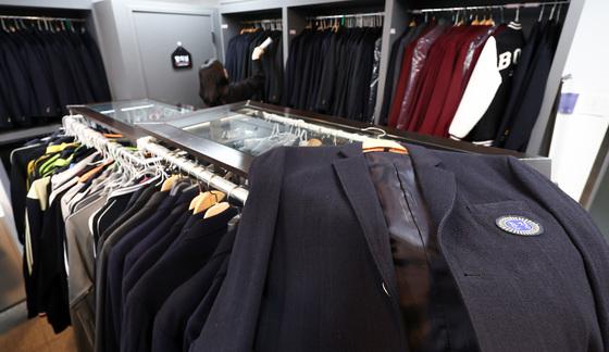 정장 대신 생활복…'등골 브레이커' 교복값 바로잡는다