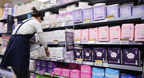 모든 여성에 생리대 지원…주민센터·도서관에 비치한다