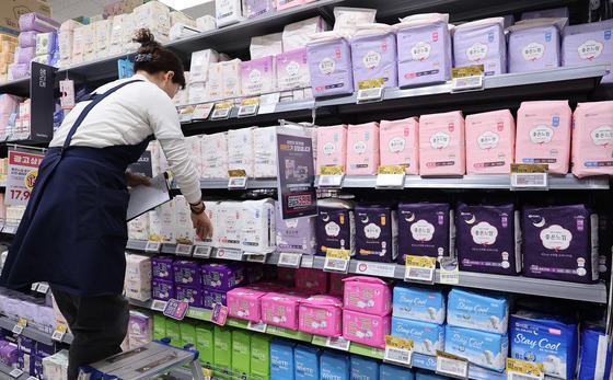 모든 여성에 생리대 지원…주민센터·도서관에 비치한다