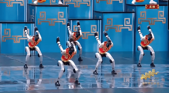 중국 로봇 기업 유니트리가 제작한 로봇이 16일 저녁 CCTV에서 방영된 춘완에서 공중돌기 등 고난도 기술을 선보이고 있다.