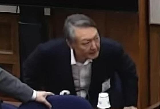 '무기징역'에 미동 없이 굳은 尹…변호인과는 웃으며 대화