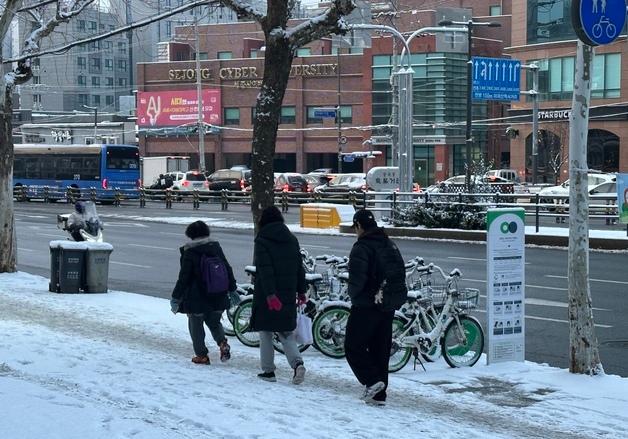 대설에도 출근대란 없었다…빙판길 종종걸음으로 지하철·버스로