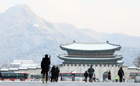 경찰, 경복궁 경비원 폭행한 중국인 송치…조사 직후 출국
