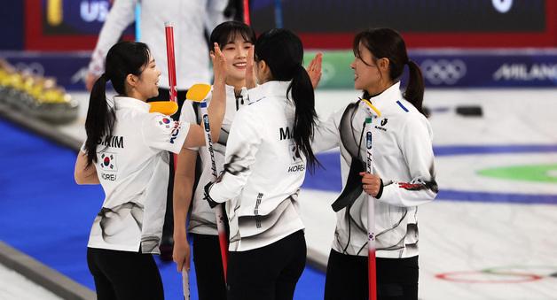 긍정 에너지 내뿜던 여자컬링 '5G', 준결승 무산 끝내 눈물