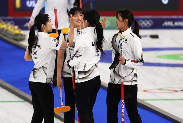 긍정 에너지 내뿜던 여자컬링 '5G', 준결승 무산 끝내 눈물