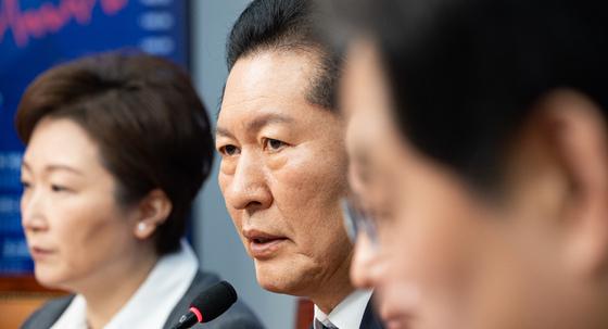 與, 사면법 개정부터 조희대 탄핵·국힘 해산 촉구 '총공세'