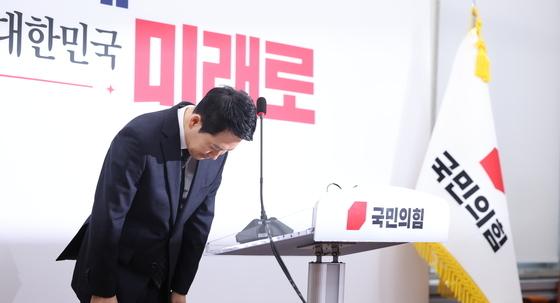 국힘 지지율 17%, TK 28% '민주 동률'…張 부정평가 62%