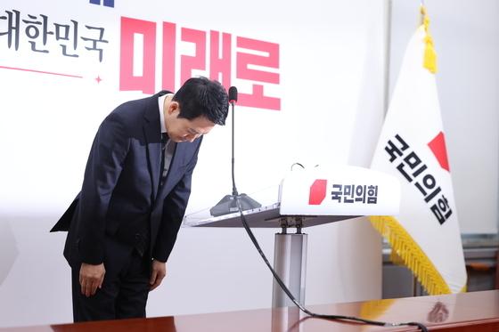 국힘 지지율 17%로 추락, TK선 28% '민주 동률'…장동혁 부정평가 62%