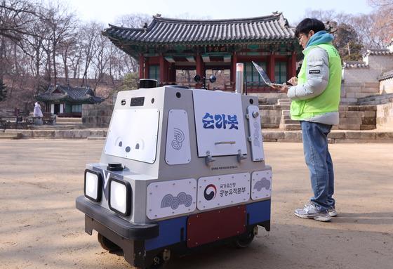 [뉴스1 PICK]로봇이 지키는 고궁…‘순라봇’ 창덕궁 시범 순찰