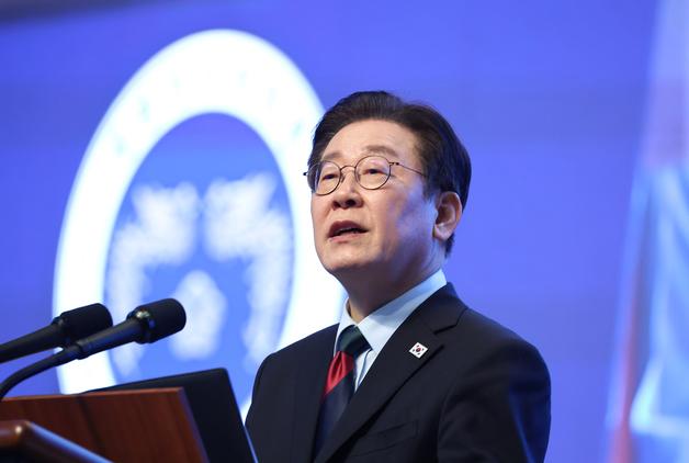 '4주 연속 ↑' 李대통령 지지율 58.2%…민주 48.6%·국힘 32.6% [리얼미터]