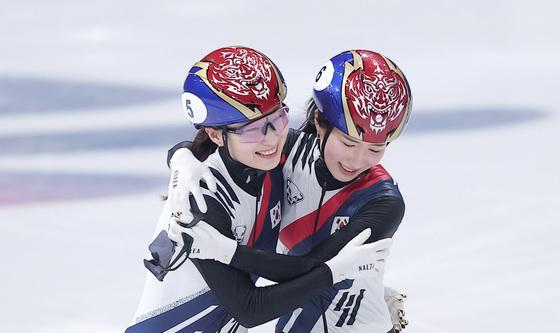 서로 축하하는 김길리·최민정