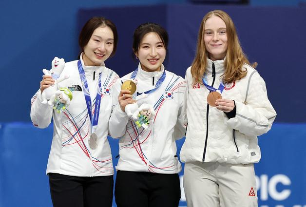 [뉴스1 PICK]쇼트트랙 김길리, 여자 1500ｍ 금메달 '2관왕 등극'…최민정 은메달 추가