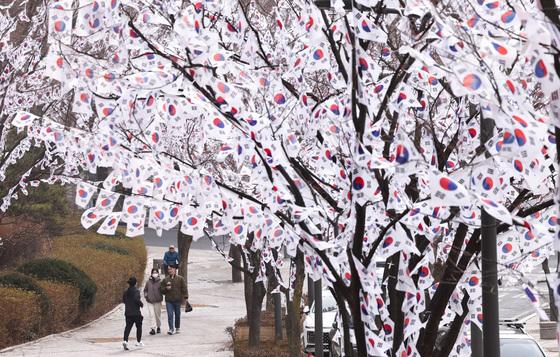 삼일절 전국 '흐림'…동해안 비·눈에 교통 주의[오늘날씨]