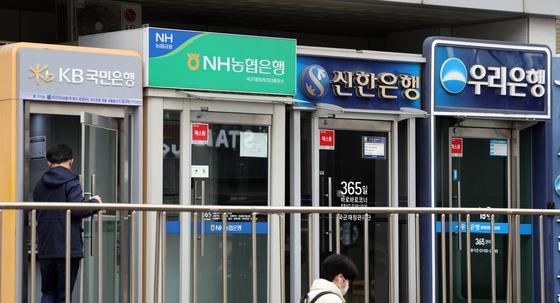 자영업자 대출 잔액 최대…금리 0.25%p 오르면 이자 1.8조↑