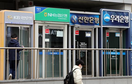 자영업자 대출 잔액 최대…금리 0.25%p 오르면 이자 1.8조↑