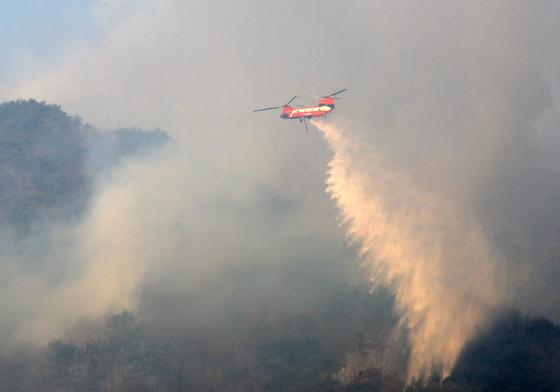 [뉴스1 PICK]"함양 산불을 잡아라" 2차 국가소방동원령...진화율 69%