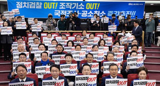 與, 진영 간 권력투쟁 조짐…합당 이어 공취모 대결 구도