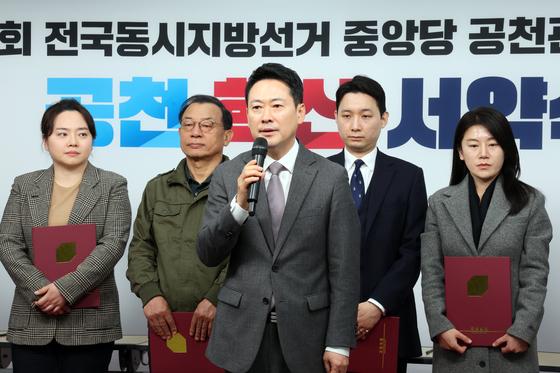 장동혁, 재차 리더십 위기…尹과 동행 이어 당명 개정 연기 